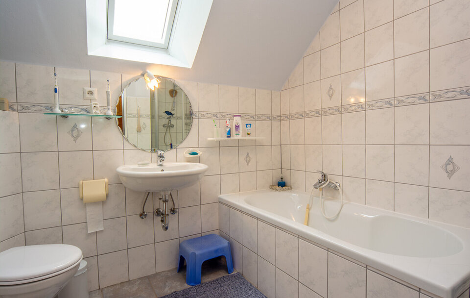 Badezimmer mit Badewanne ...